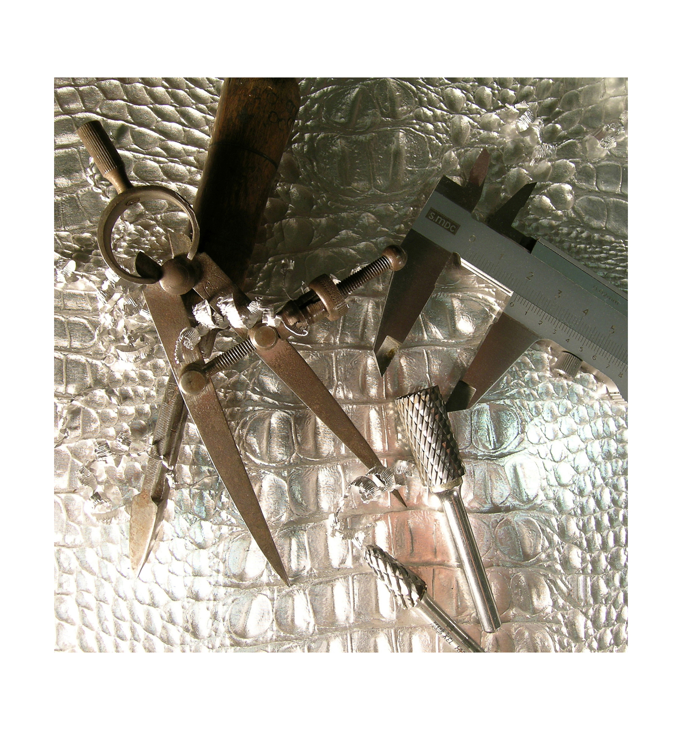 Moldes mecanizados, placas y rodillos para repujar y perforar.